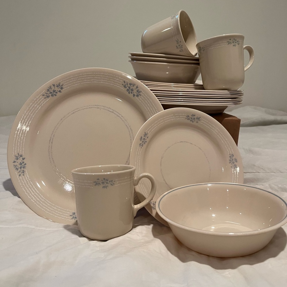 Corelle Lace Bouquet 22 piece Set